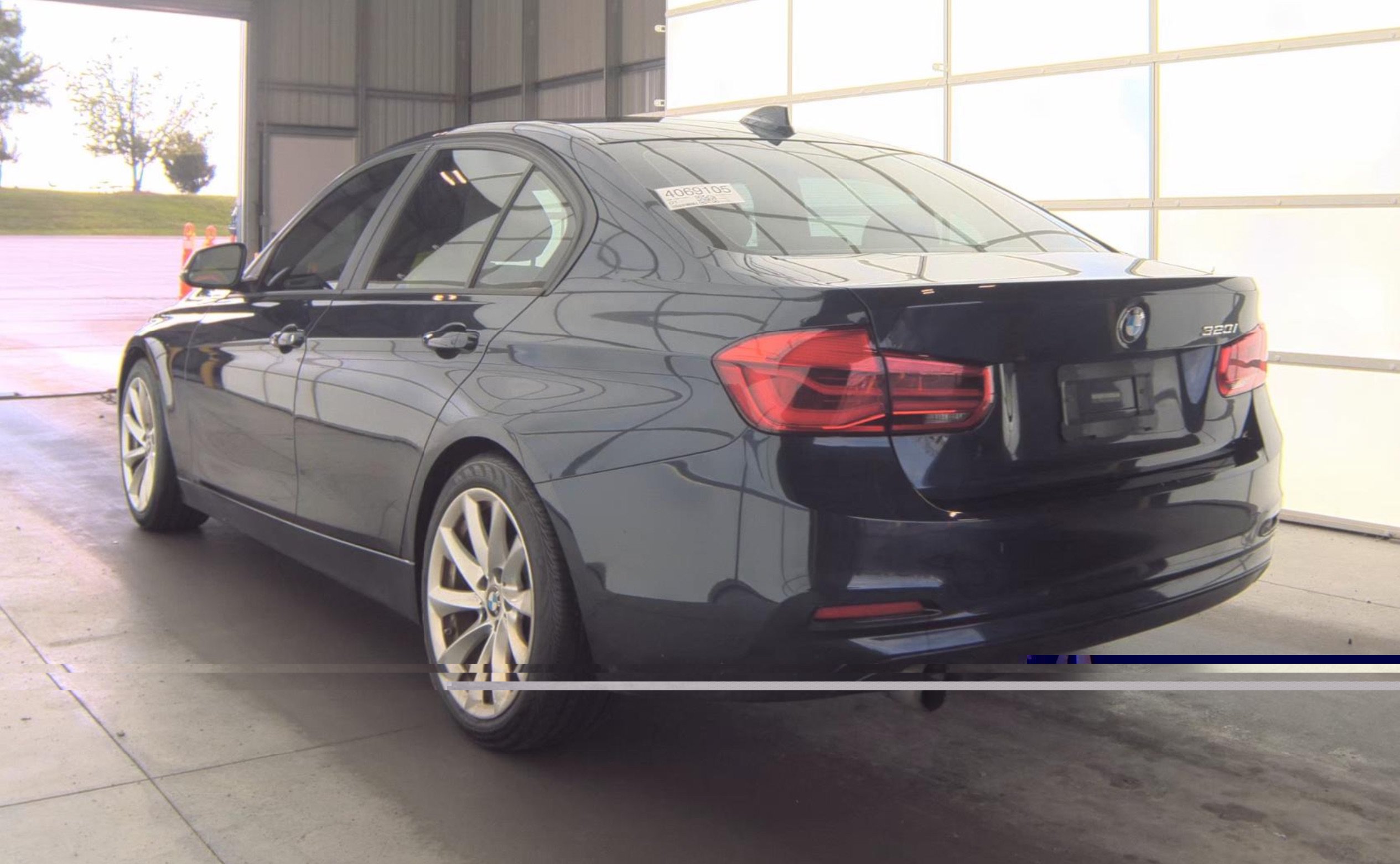 Used 2017 BMW 320i Sedan RWD image 5