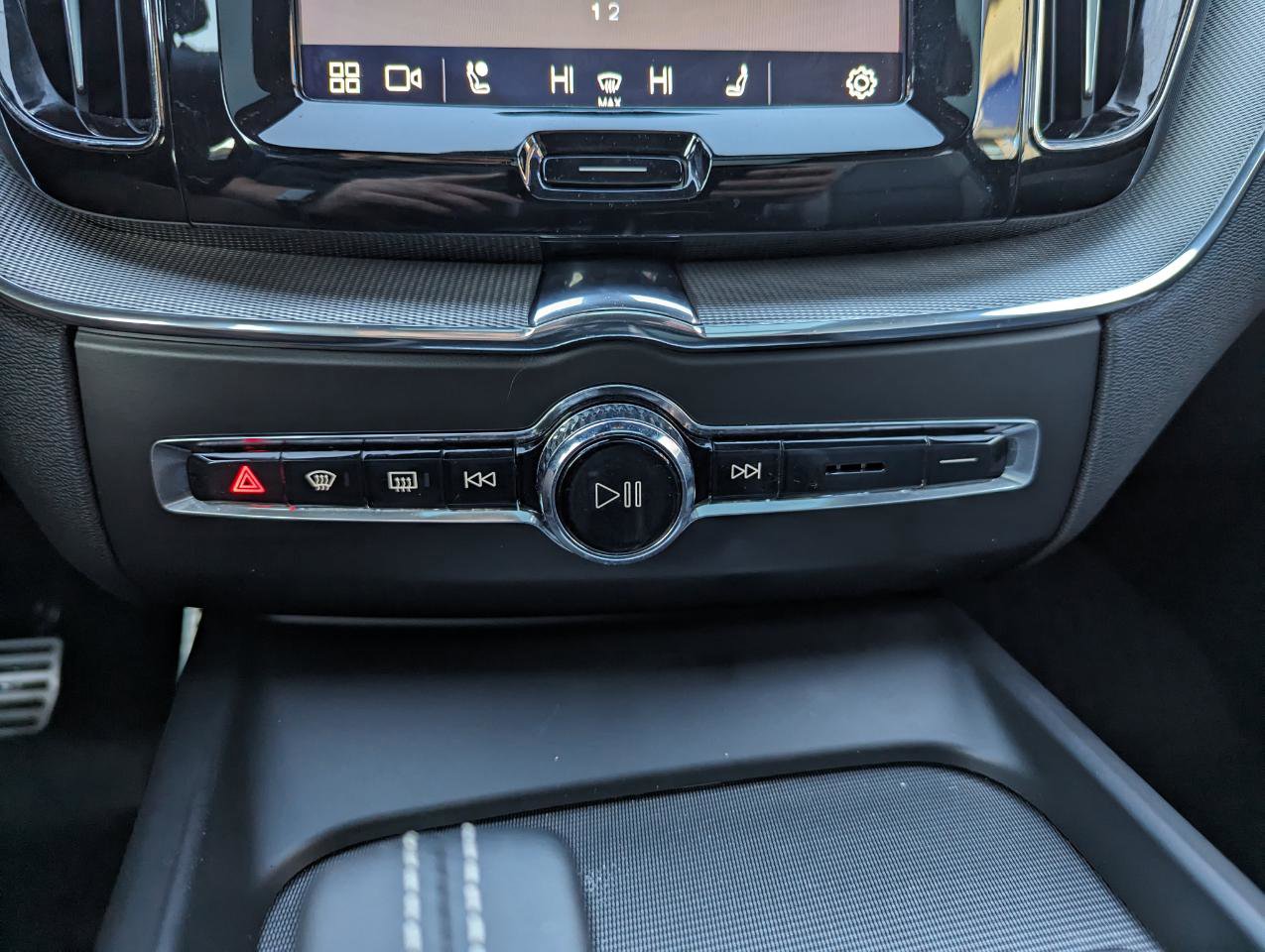 Used 2022 Volvo XC60 B5 R-Design w/ Advanced Package image 23