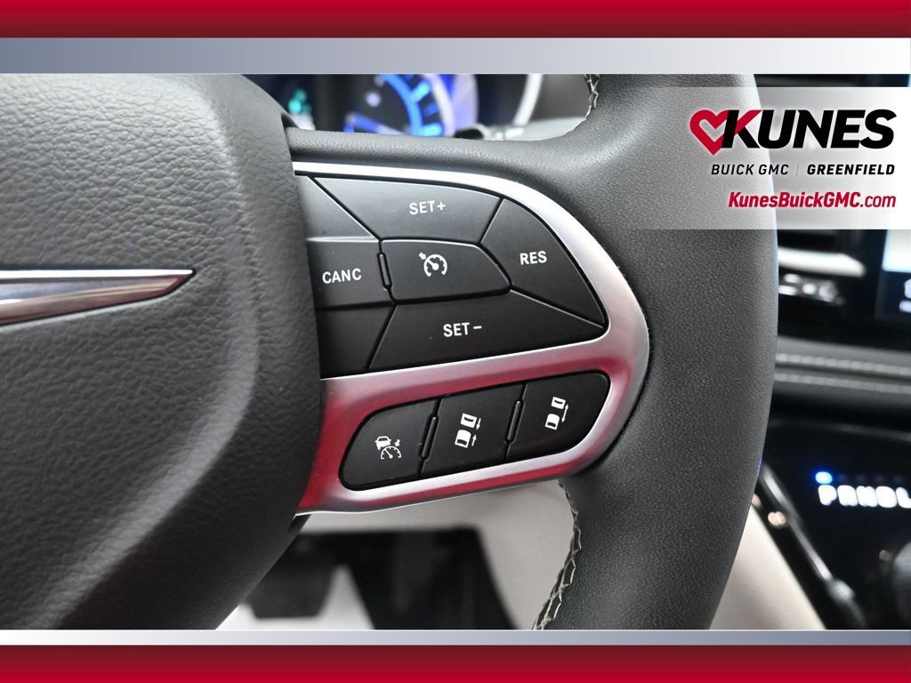Used 2024 Chrysler Pacifica Select FWD image 33