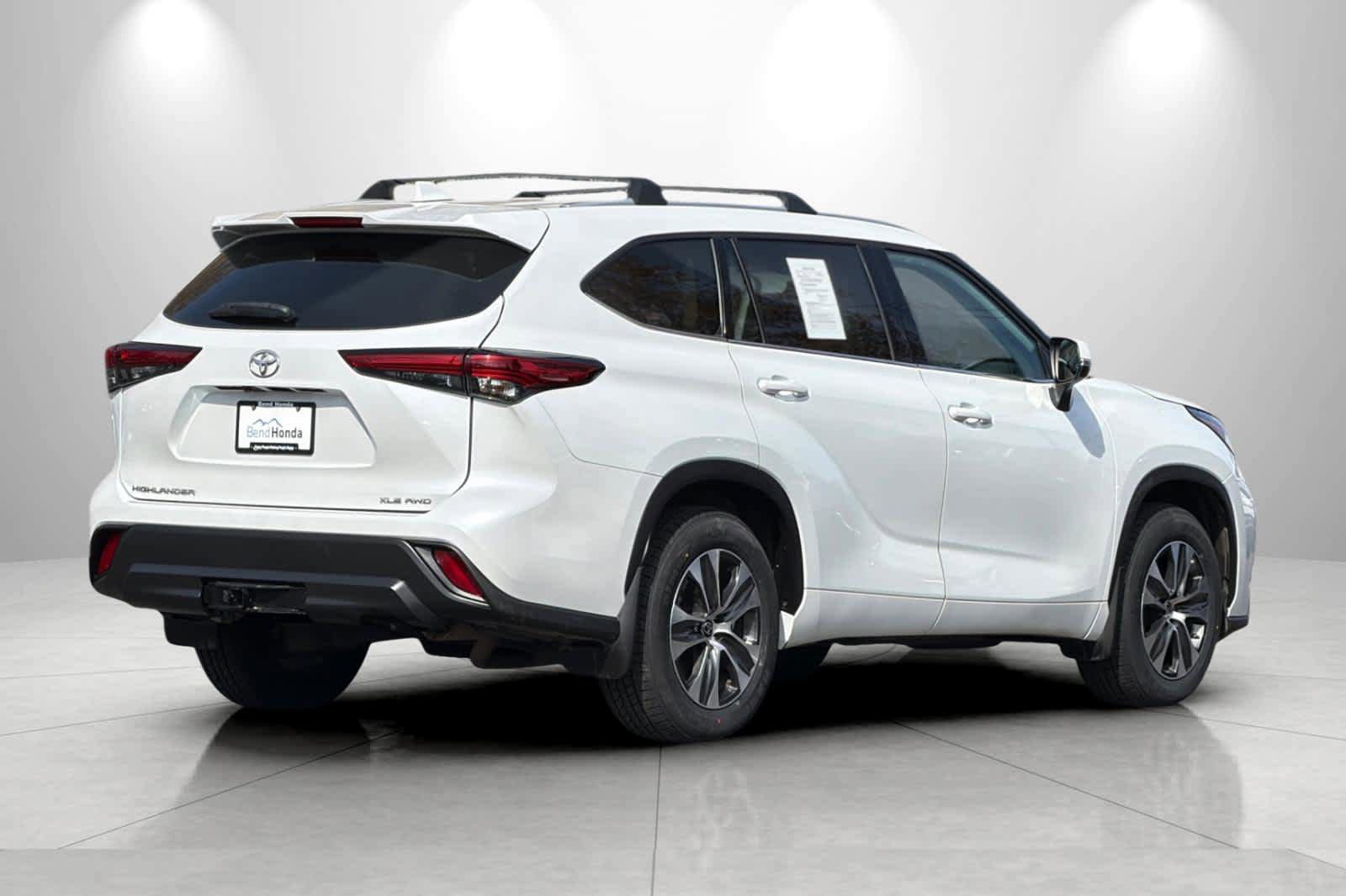 Used 2022 Toyota Highlander XLE AWD/4WD image 2