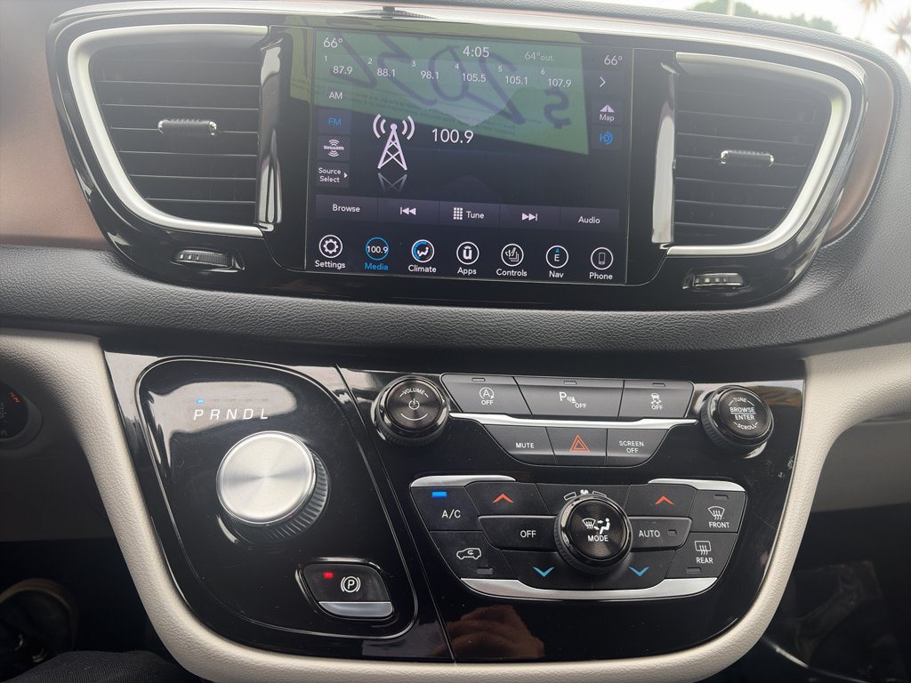 Used 2018 Chrysler Pacifica Touring-L FWD image 10
