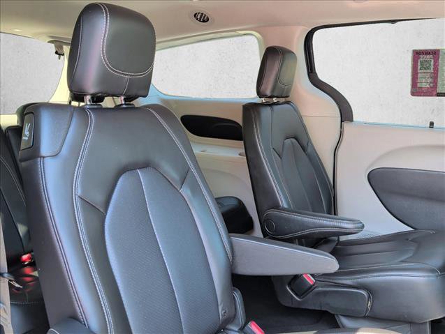 Used 2023 Chrysler Pacifica Touring-L image 21