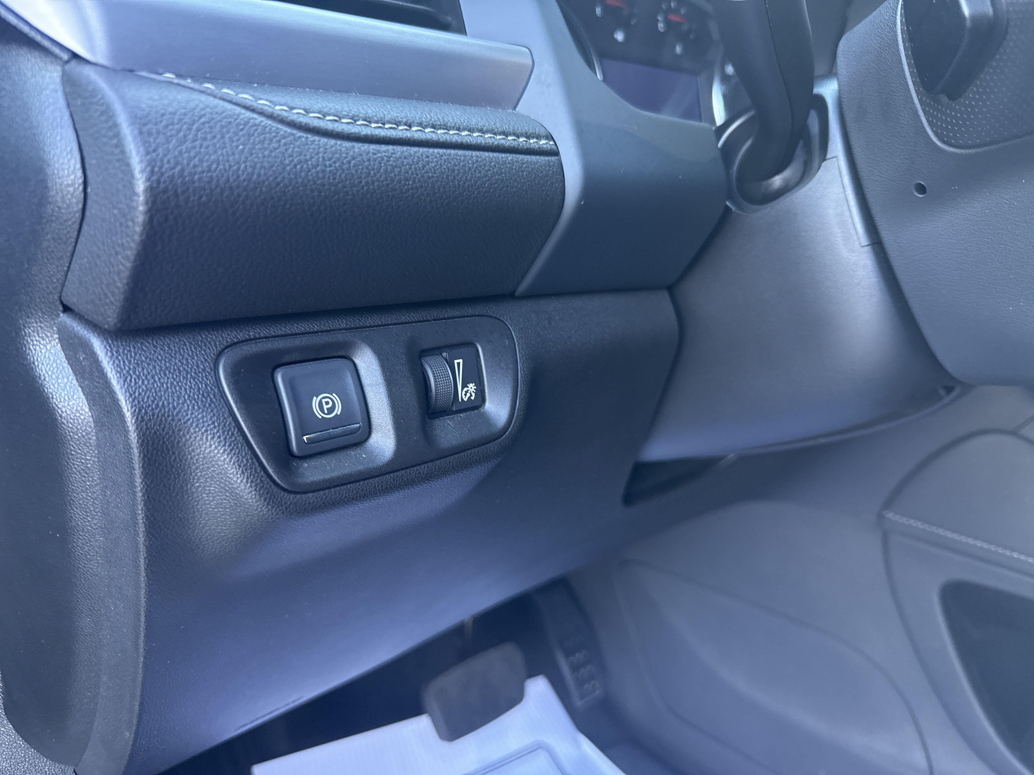 Used 2023 GMC Acadia SLE w/ Driver Convenience Package FWD image 9