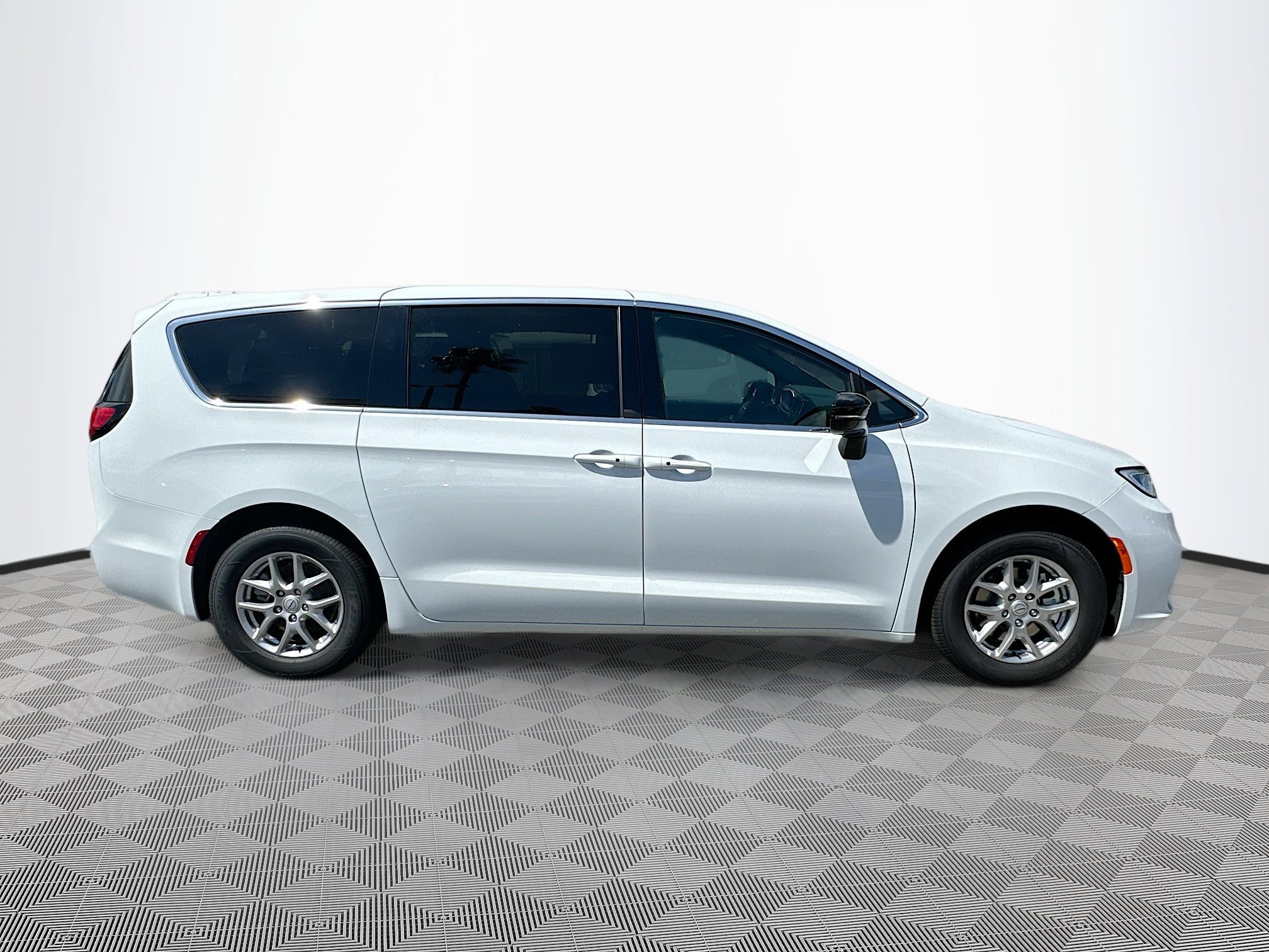 New 2026 Chrysler Pacifica Select image 3