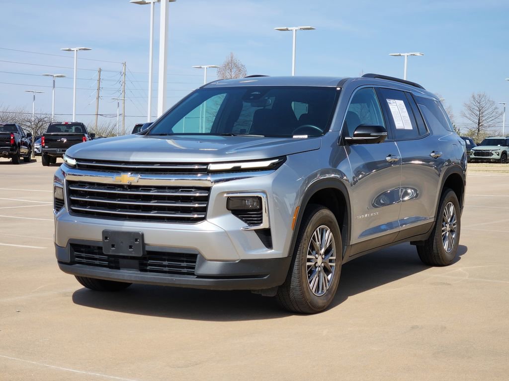 Used 2024 Chevrolet Traverse LT image 3