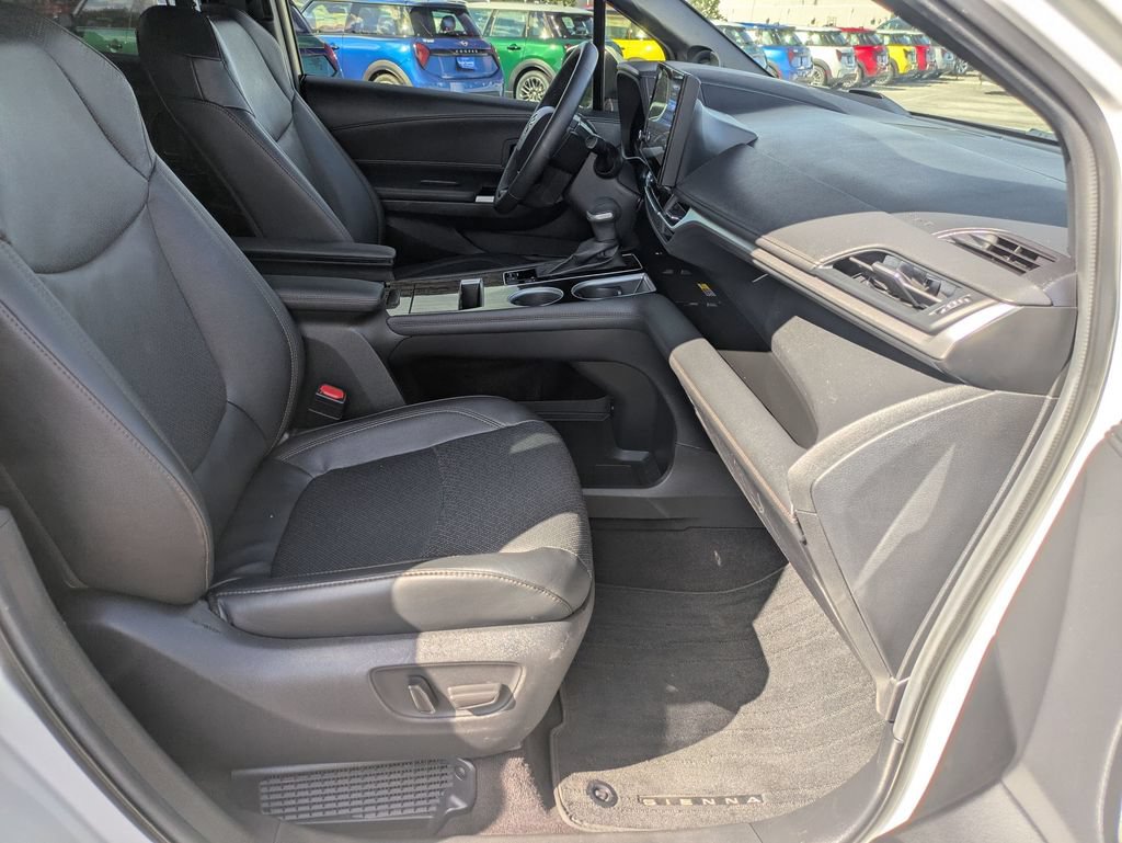 Used 2025 Toyota Sienna Platinum FWD image 24