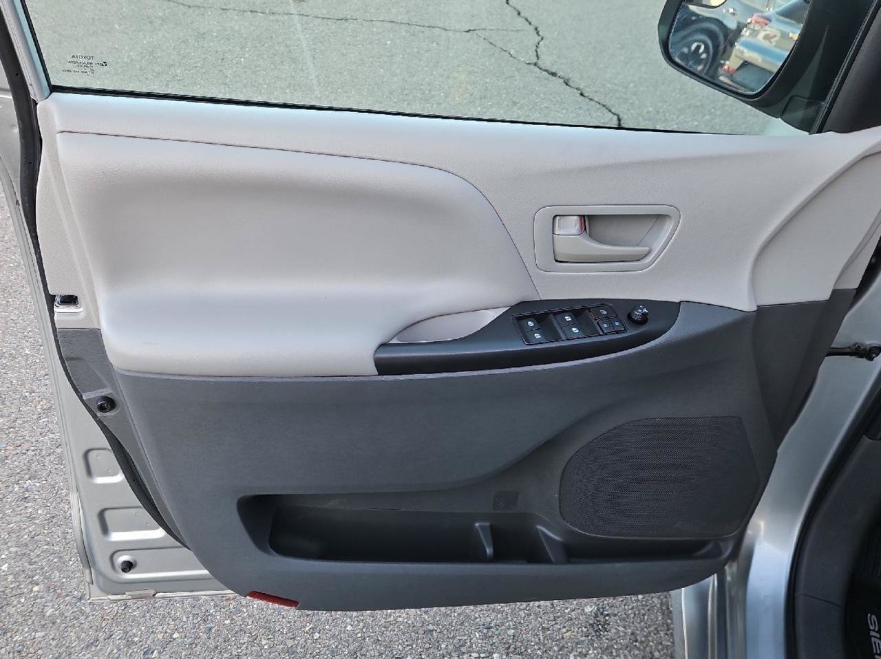 Used 2020 Toyota Sienna L FWD image 9
