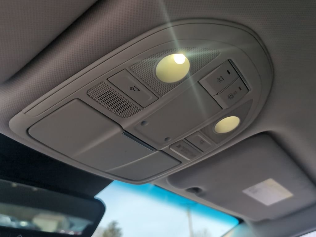 Used 2023 Genesis G70 2.0T image 27