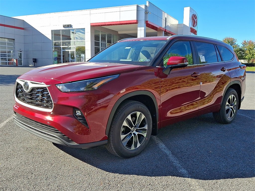 New 2025 Toyota Highlander XLE image 2