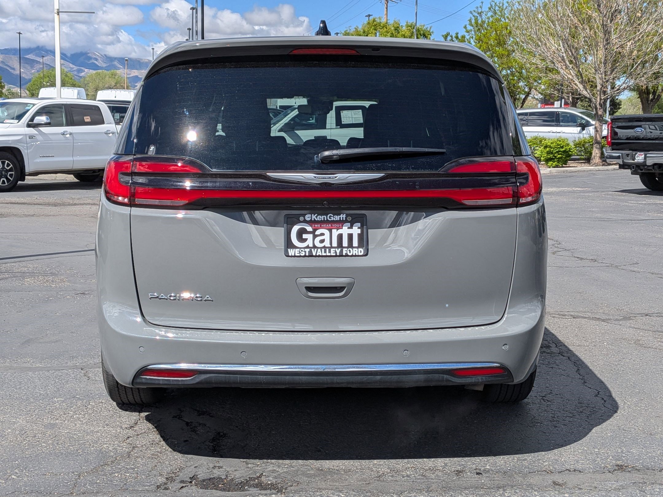 Used 2025 Chrysler Pacifica Select image 5