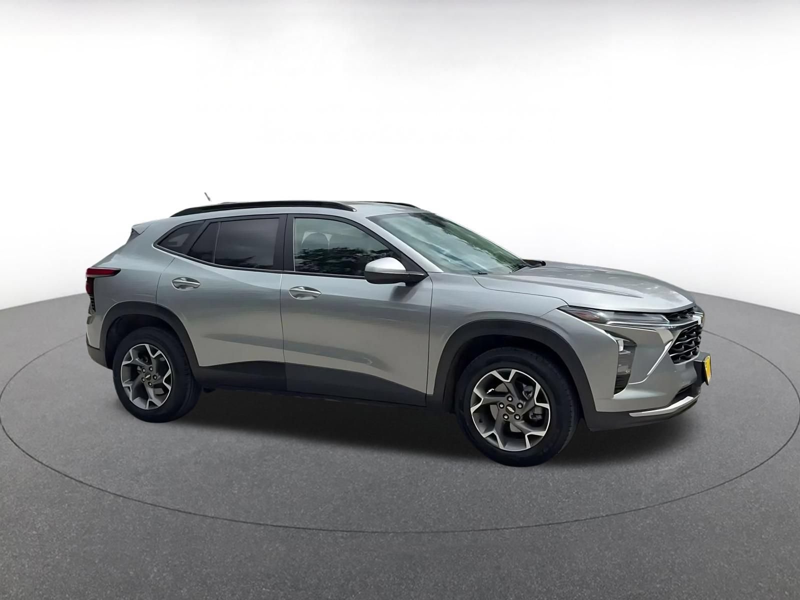 Used 2025 Chevrolet Trax LT FWD image 2