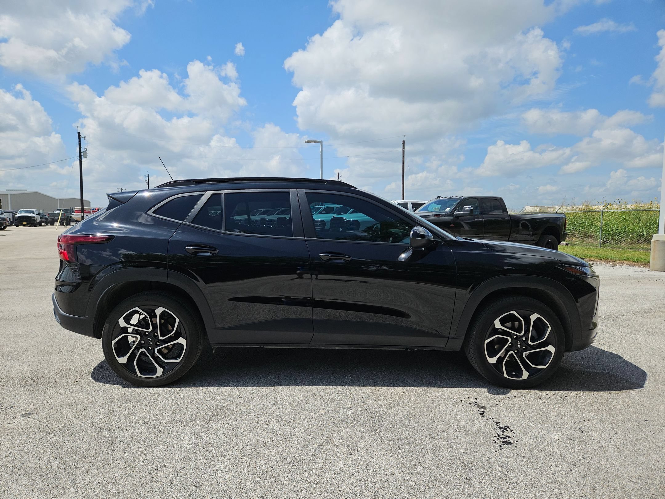 Used 2024 Chevrolet Trax RS w/ Sunroof Package FWD image 2