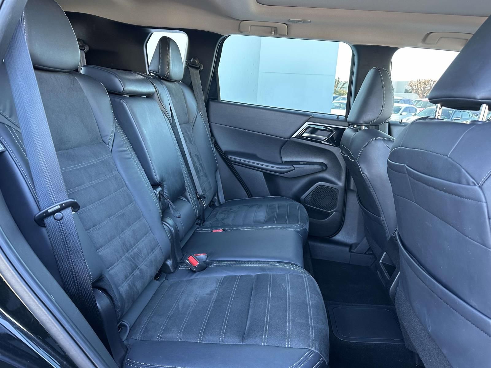 Used 2023 Mitsubishi Outlander SE image 11