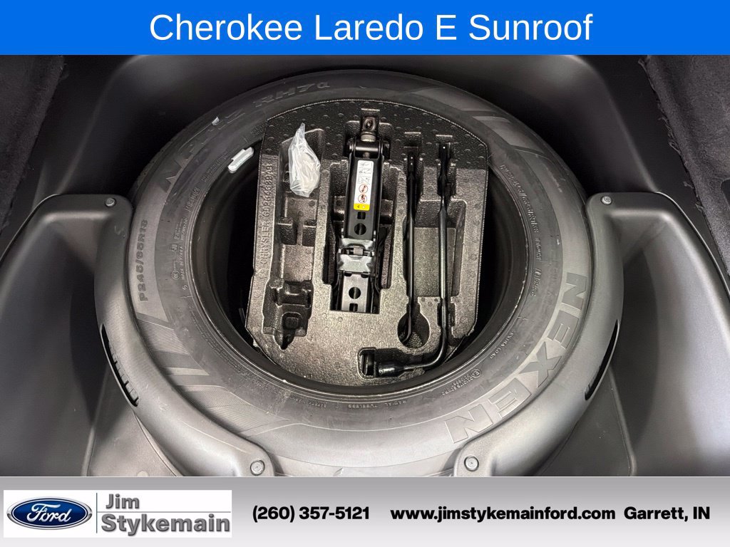 Used 2021 Jeep Grand Cherokee Laredo w/ Security & Convenience Group AWD/4WD image 36