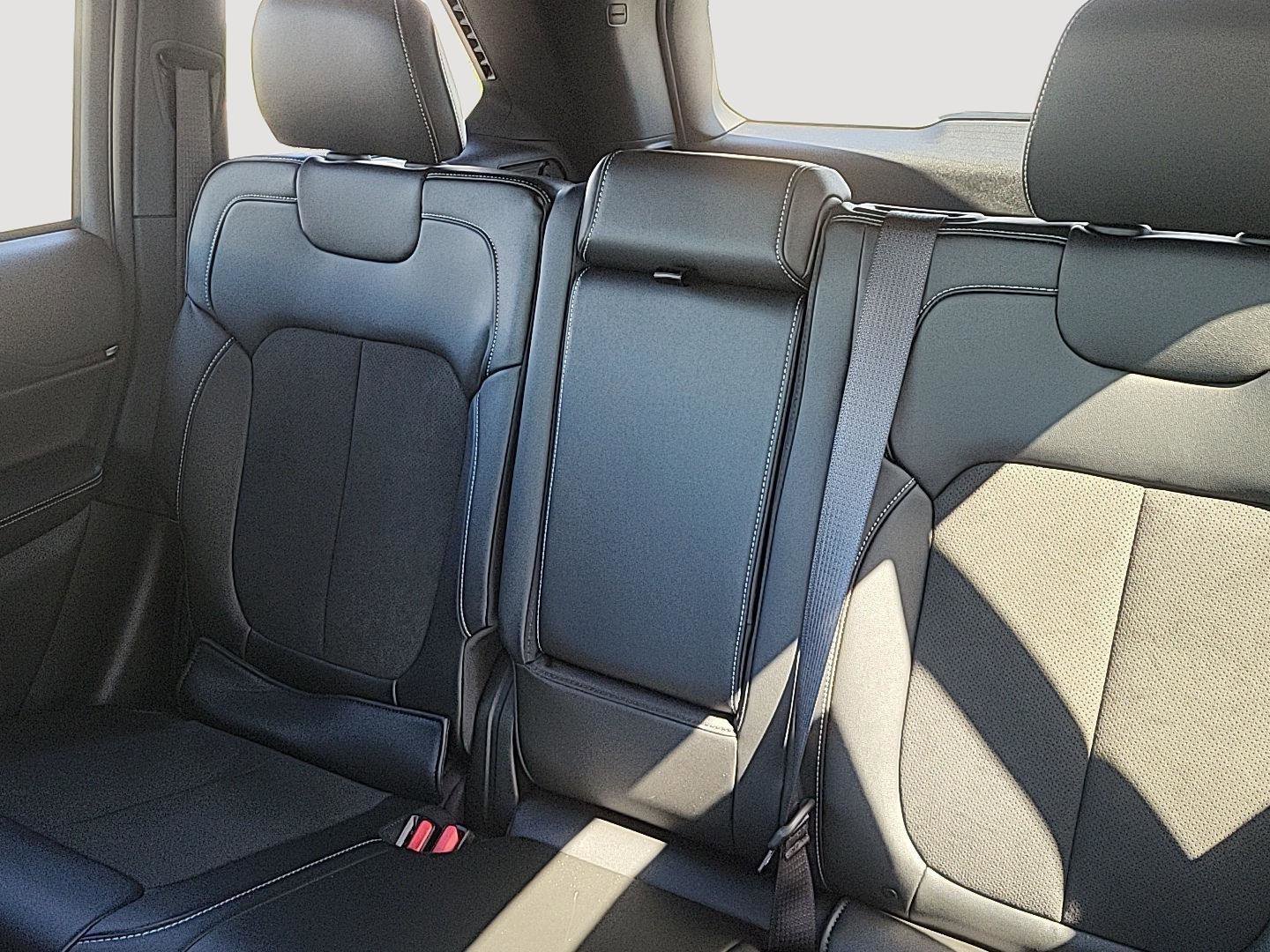 New 2025 Jeep Grand Cherokee Altitude image 31