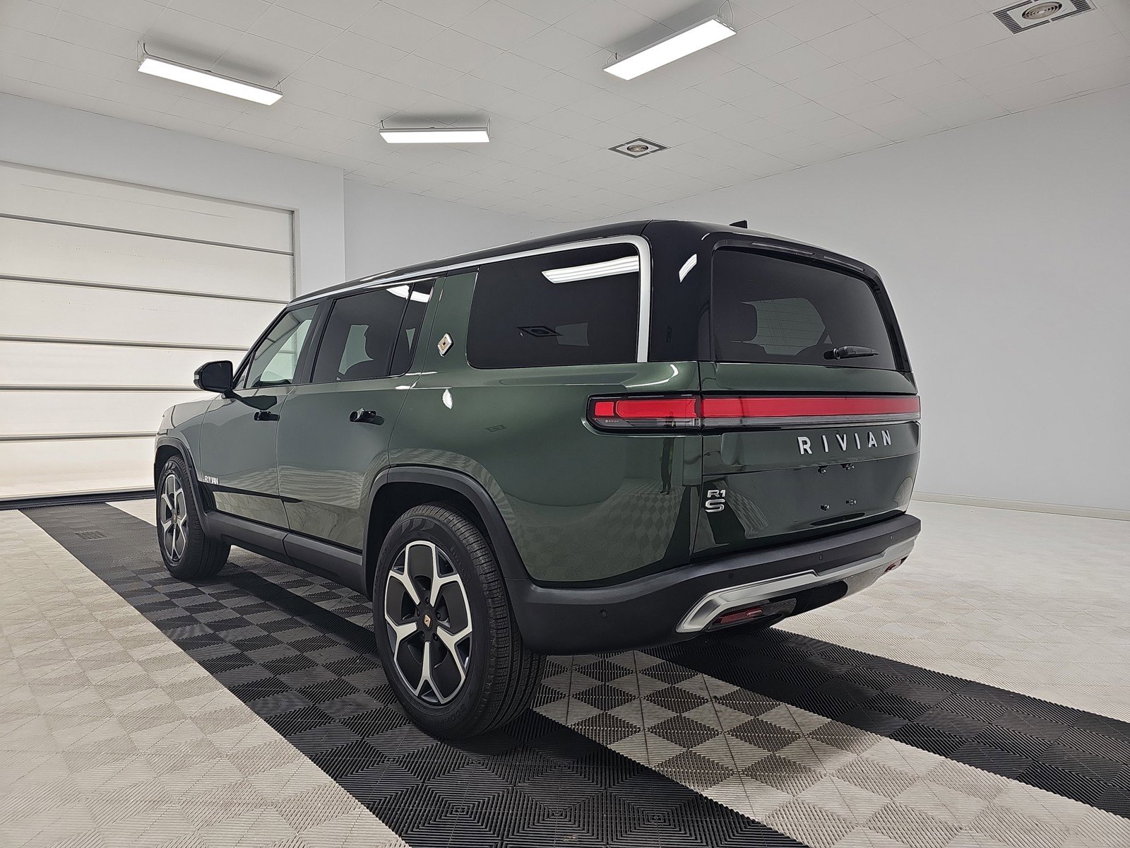 Used 2023 Rivian R1S Adventure AWD/4WD image 3