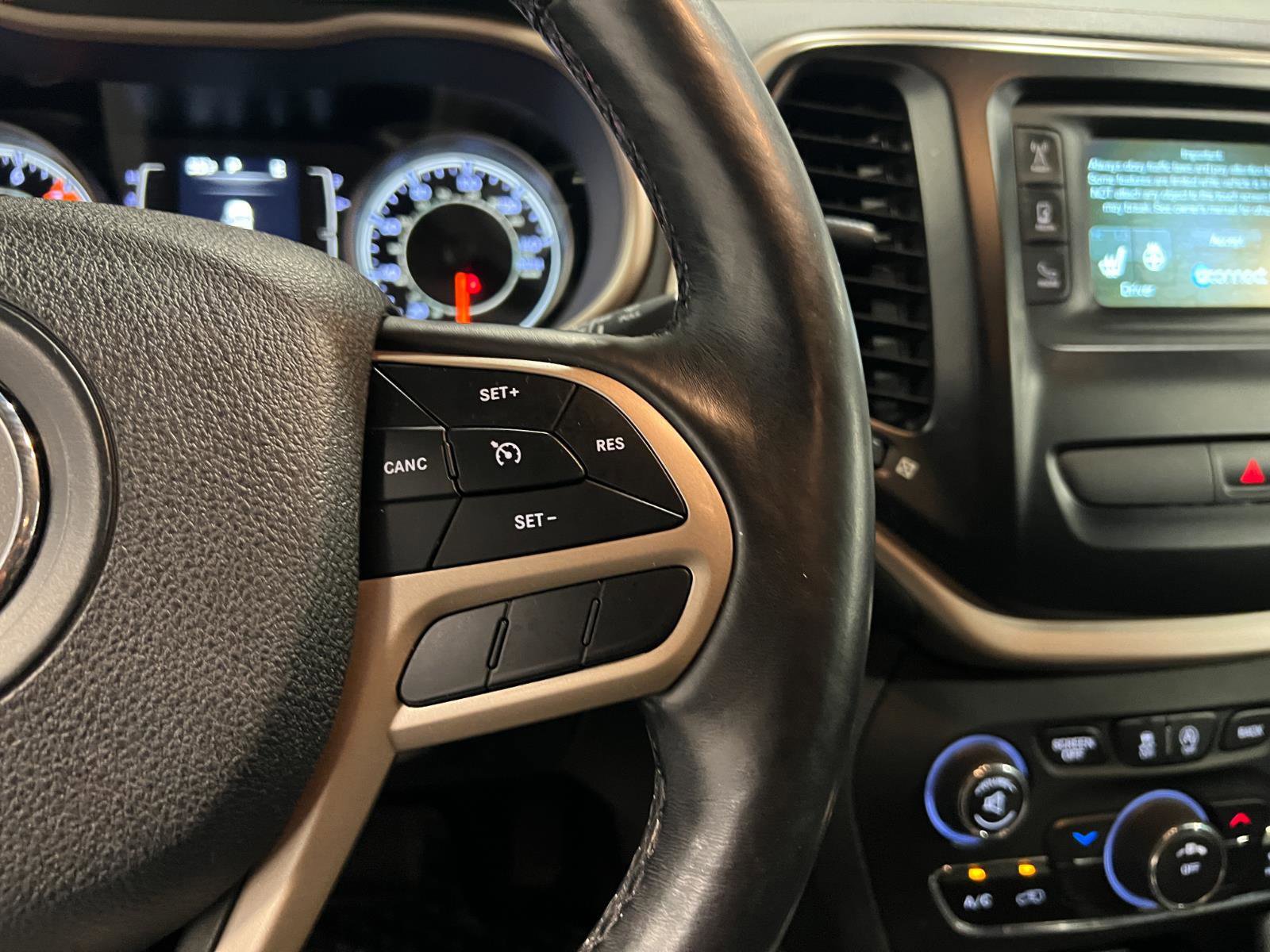 Used 2018 Jeep Cherokee Latitude w/ Cold Weather Group image 14