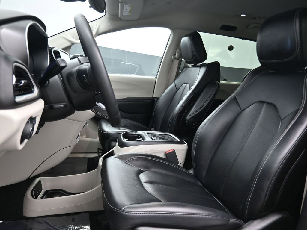 Used 2024 Chrysler Pacifica Touring-L image 17