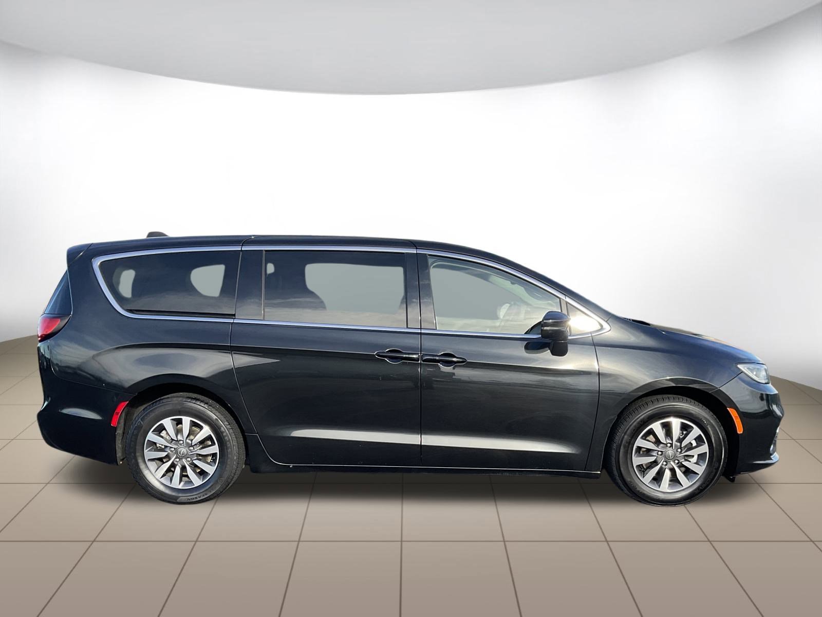 Used 2022 Chrysler Pacifica Touring-L FWD image 8