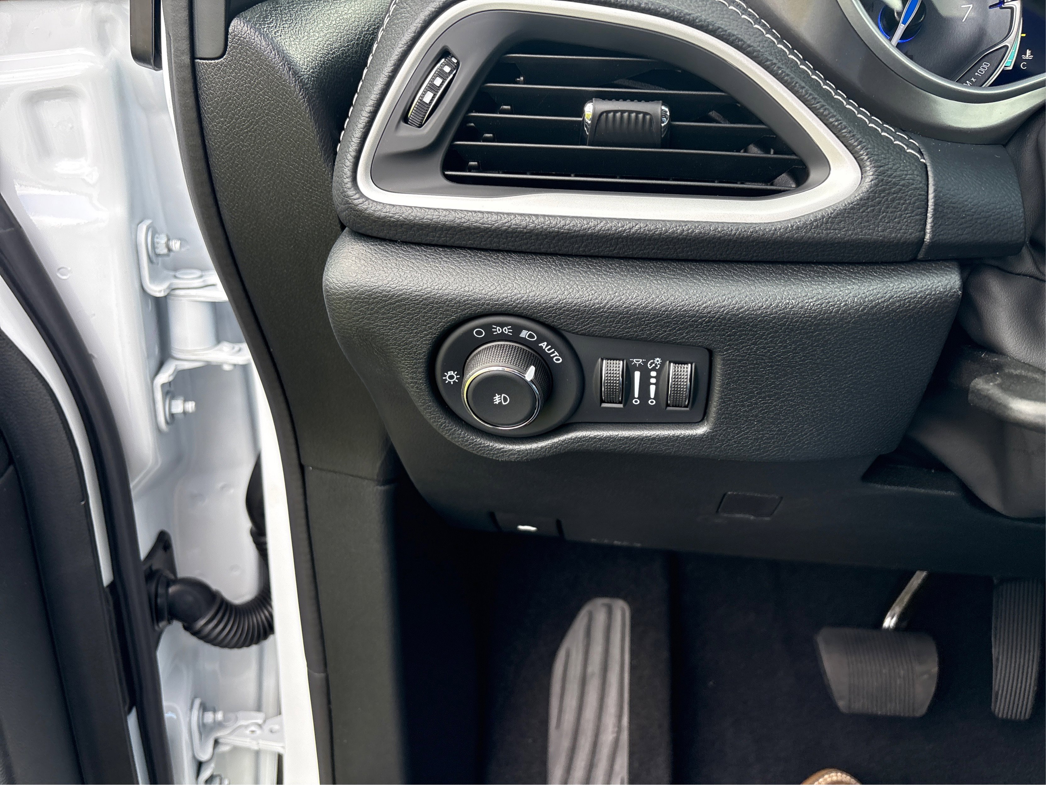 New 2026 Chrysler Pacifica Select image 15