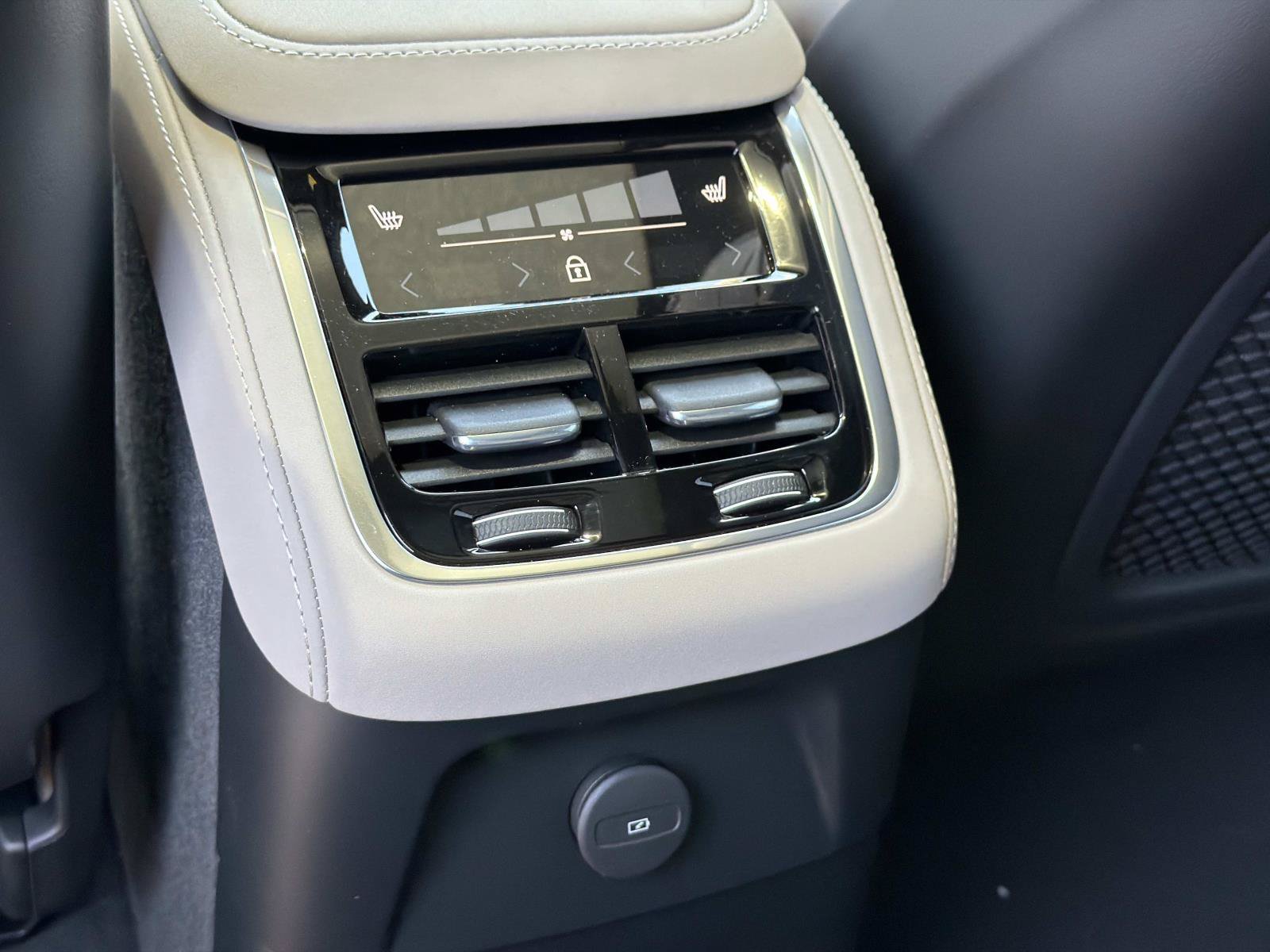 New 2026 Volvo XC90 T8 Plus AWD/4WD image 10