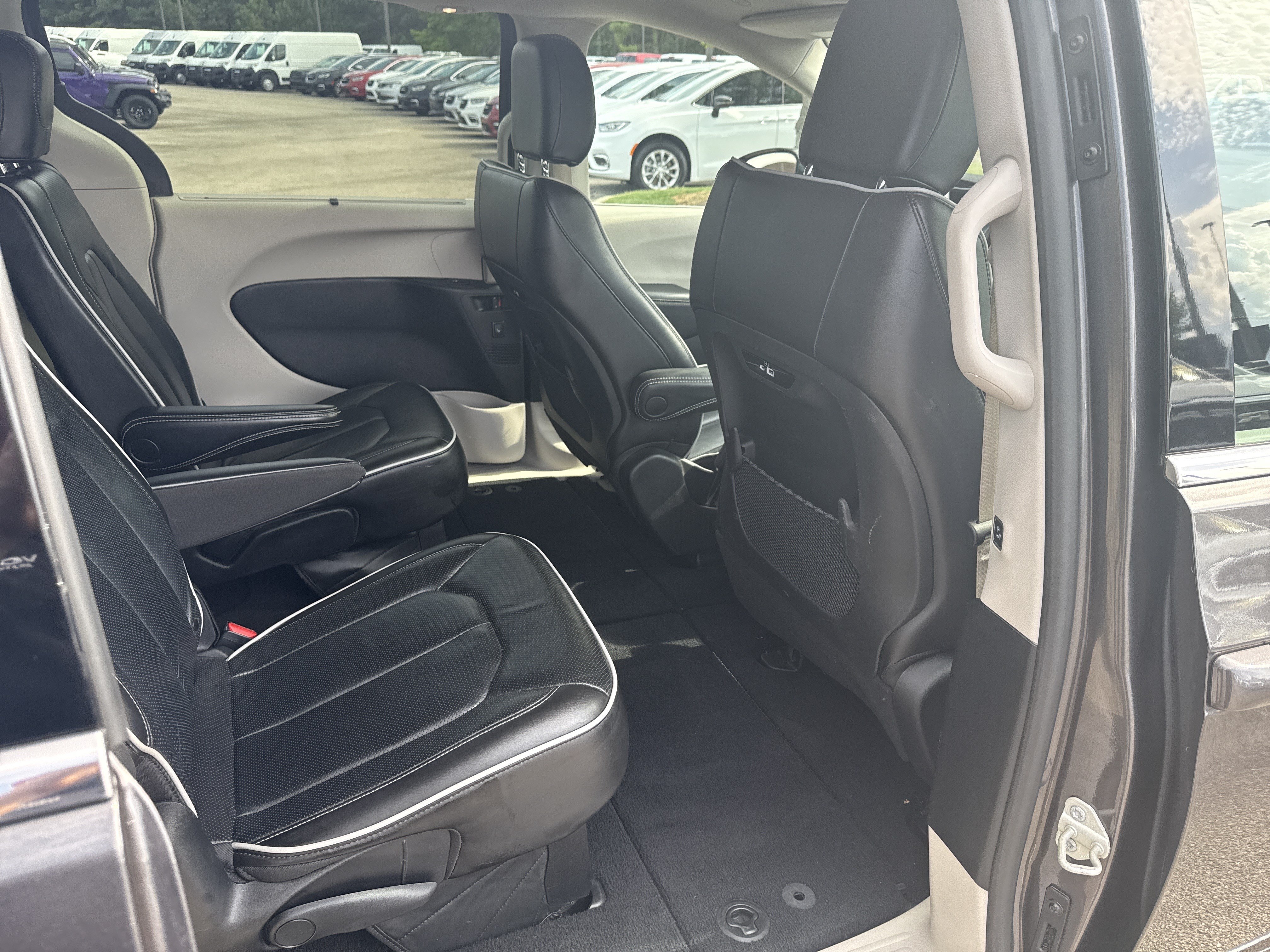 Used 2023 Chrysler Pacifica Limited FWD image 16