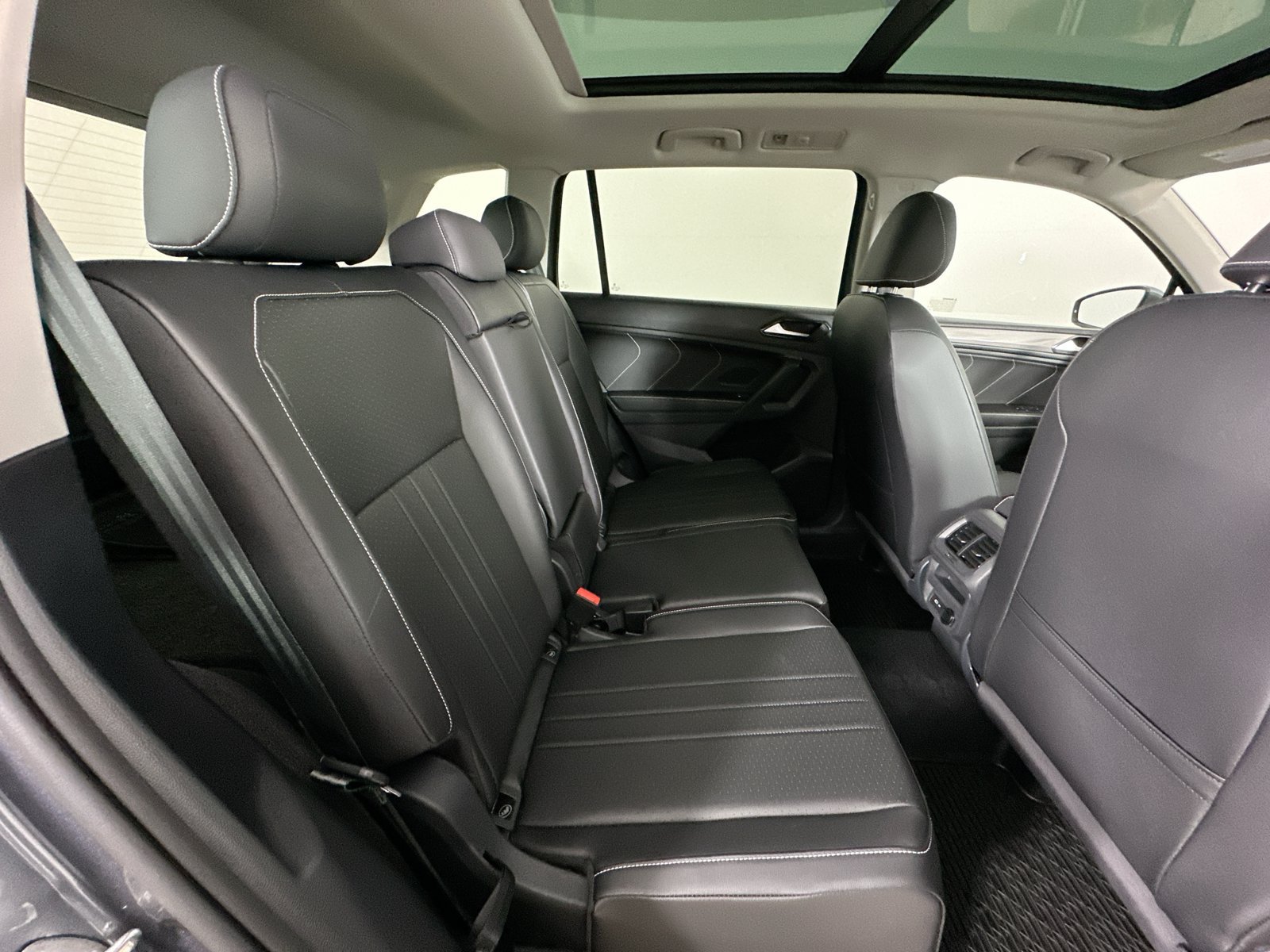 Certified 2024 Volkswagen Tiguan SE w/ Panoramic Sunroof Package AWD/4WD image 40