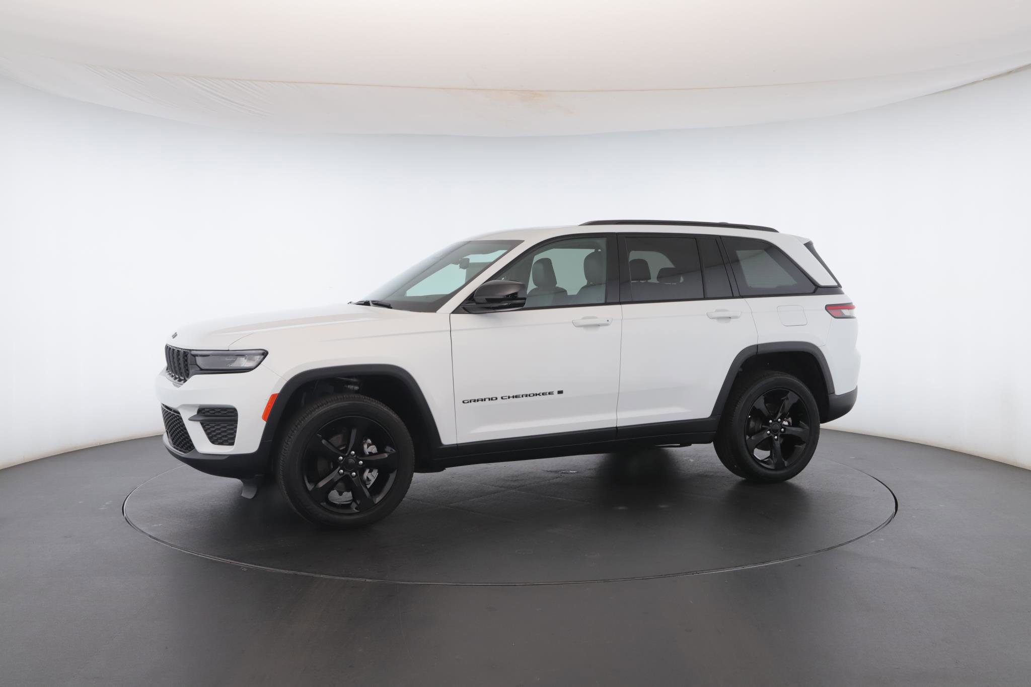 Used 2024 Jeep Grand Cherokee Altitude image 43