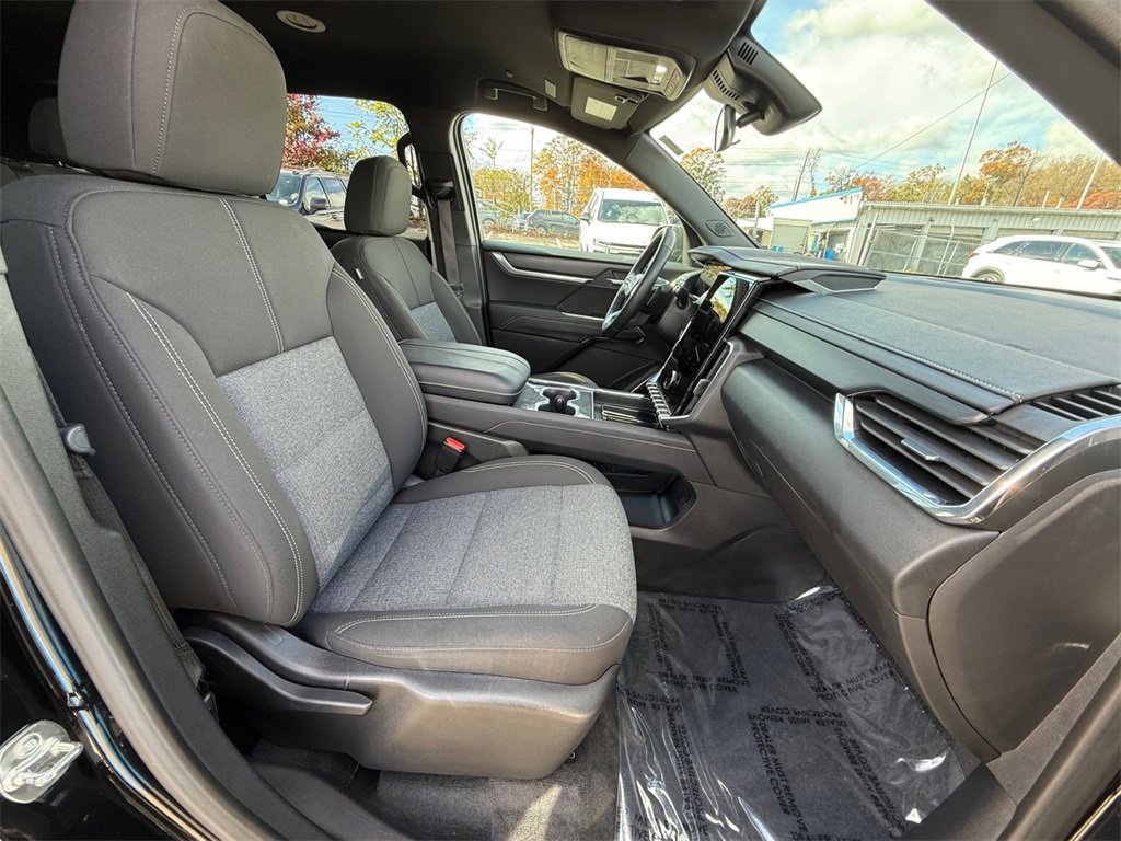 Used 2025 GMC Acadia Elevation image 24