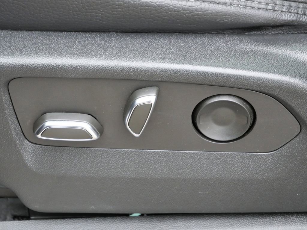 Used 2022 GMC Yukon Denali w/ Denali Premium Package image 39