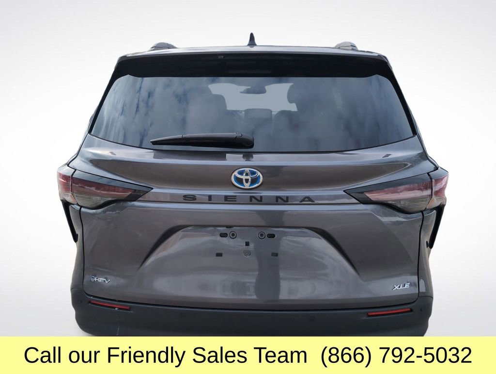 Certified 2025 Toyota Sienna XLE image 5