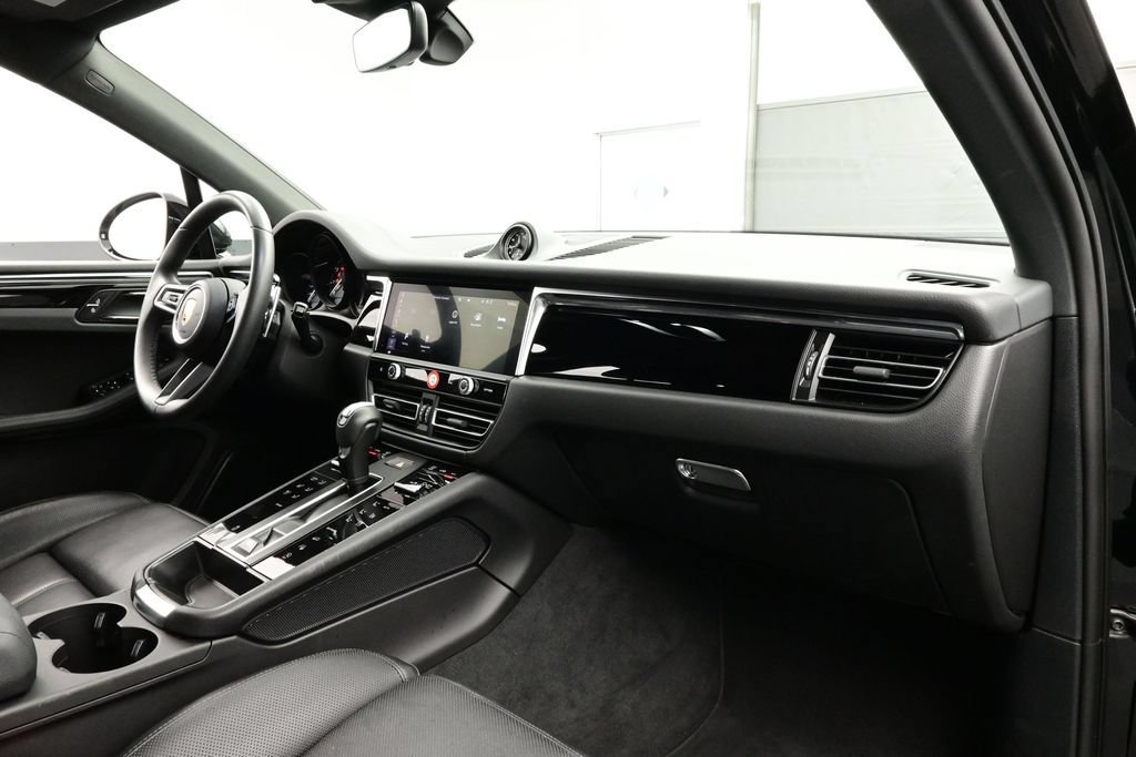 Certified 2025 Porsche Macan AWD/4WD image 19