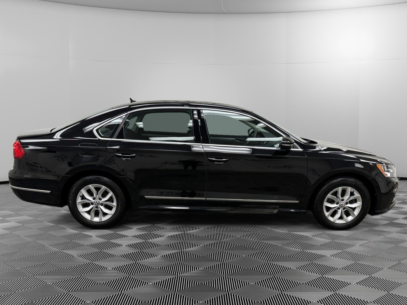 Used 2016 Volkswagen Passat 1.8T S image 6