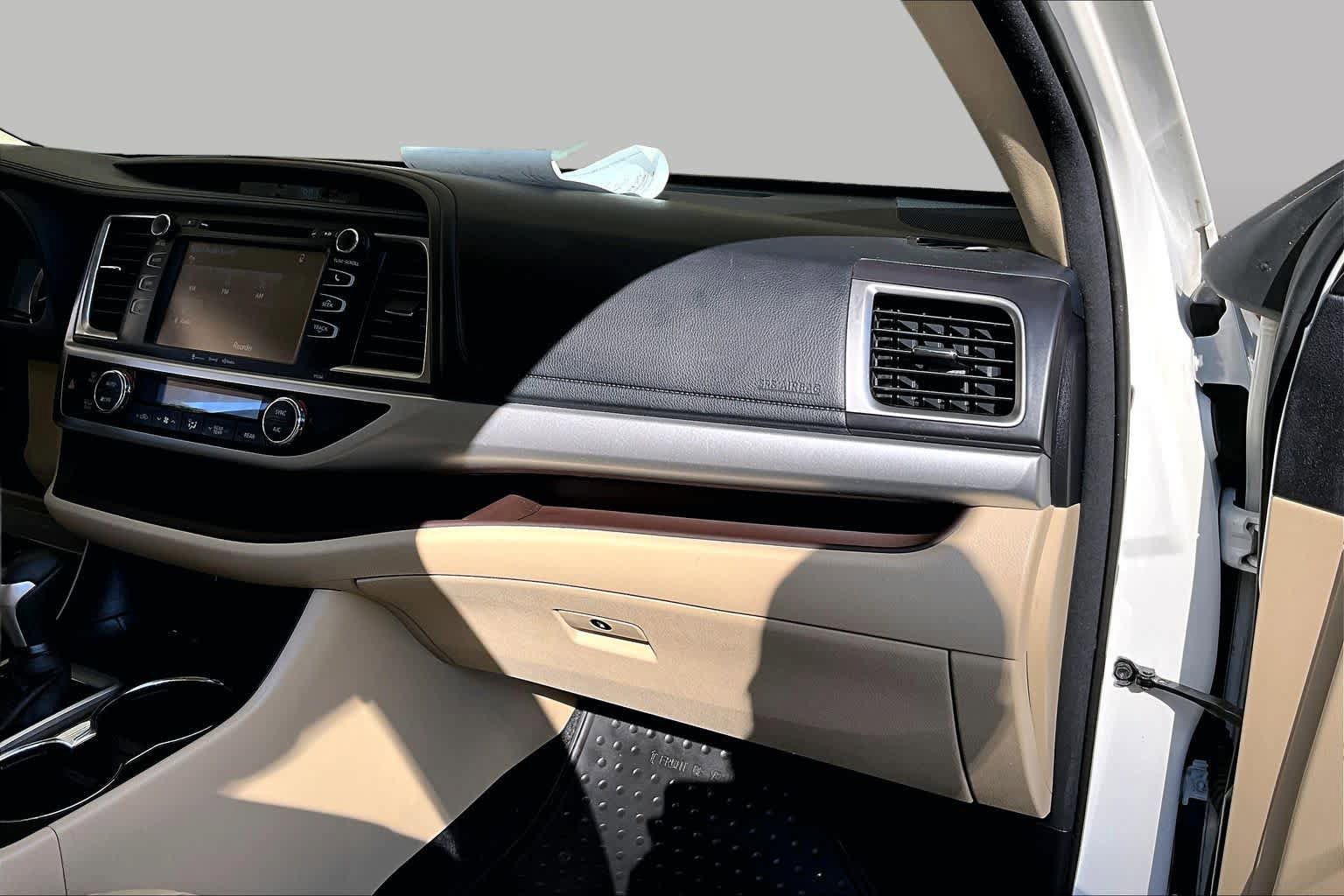 Used 2016 Toyota Highlander Plus FWD image 18