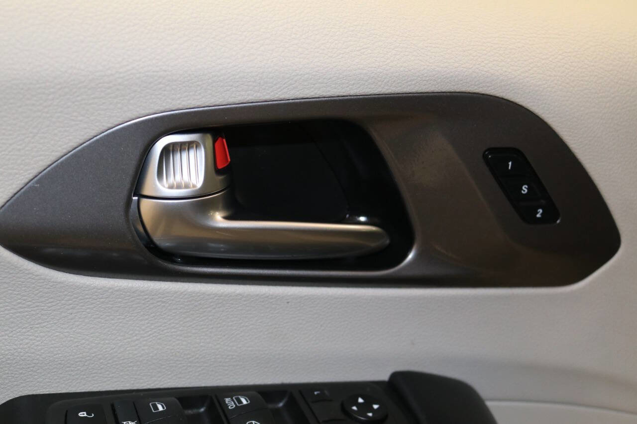 Used 2023 Chrysler Pacifica Touring-L image 95