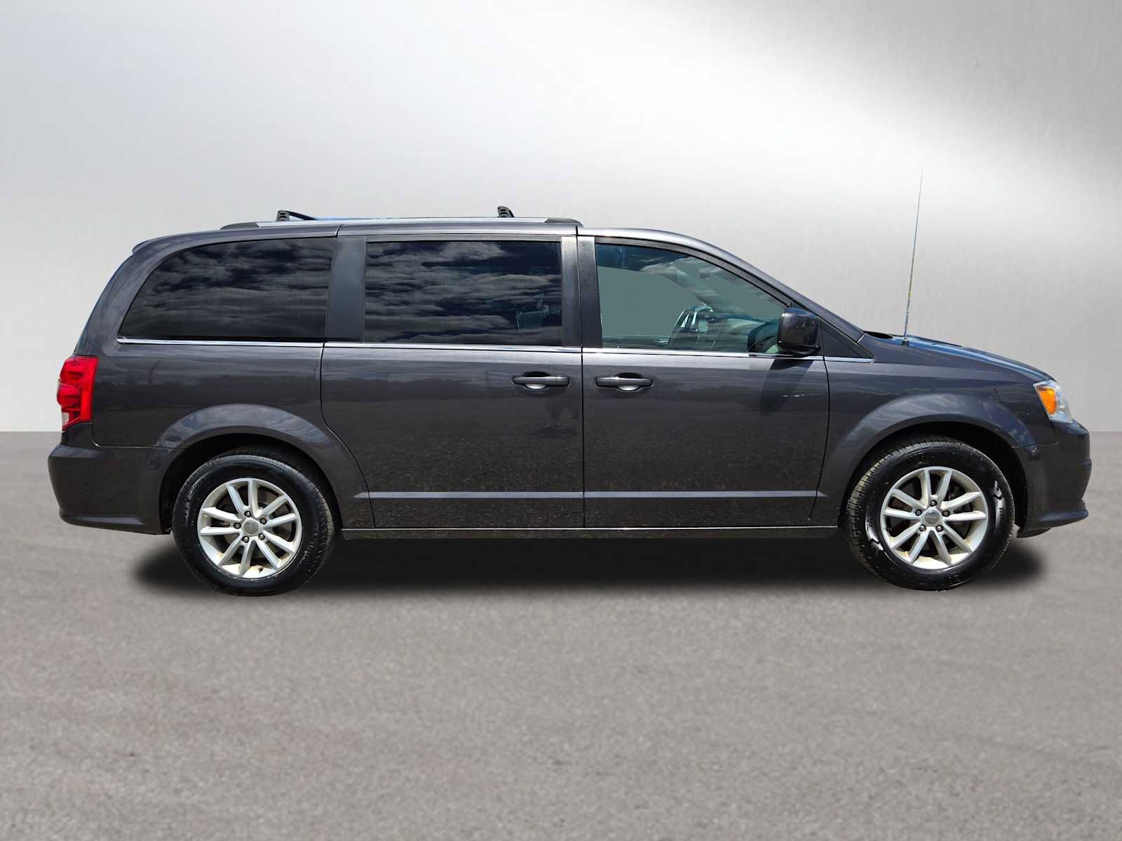 Used 2019 Dodge Grand Caravan SXT FWD image 2