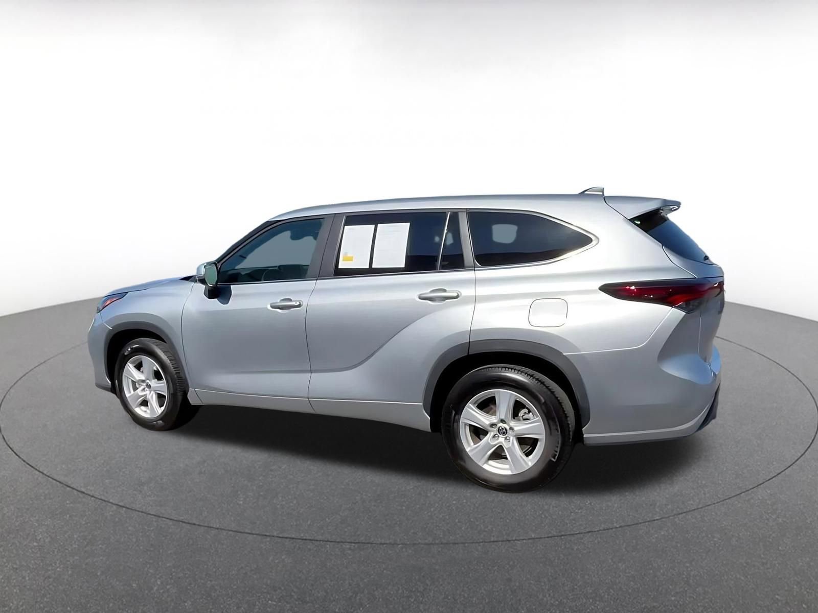 Used 2025 Toyota Highlander LE FWD image 10