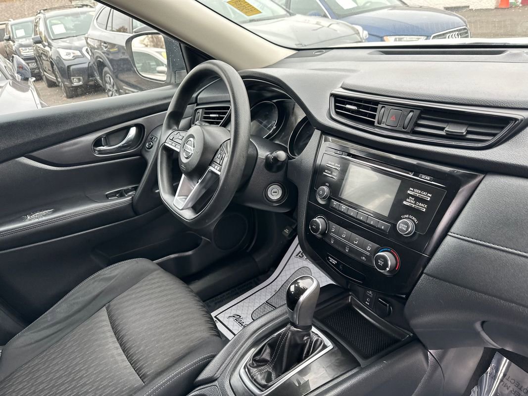 Used 2017 Nissan Rogue S image 27