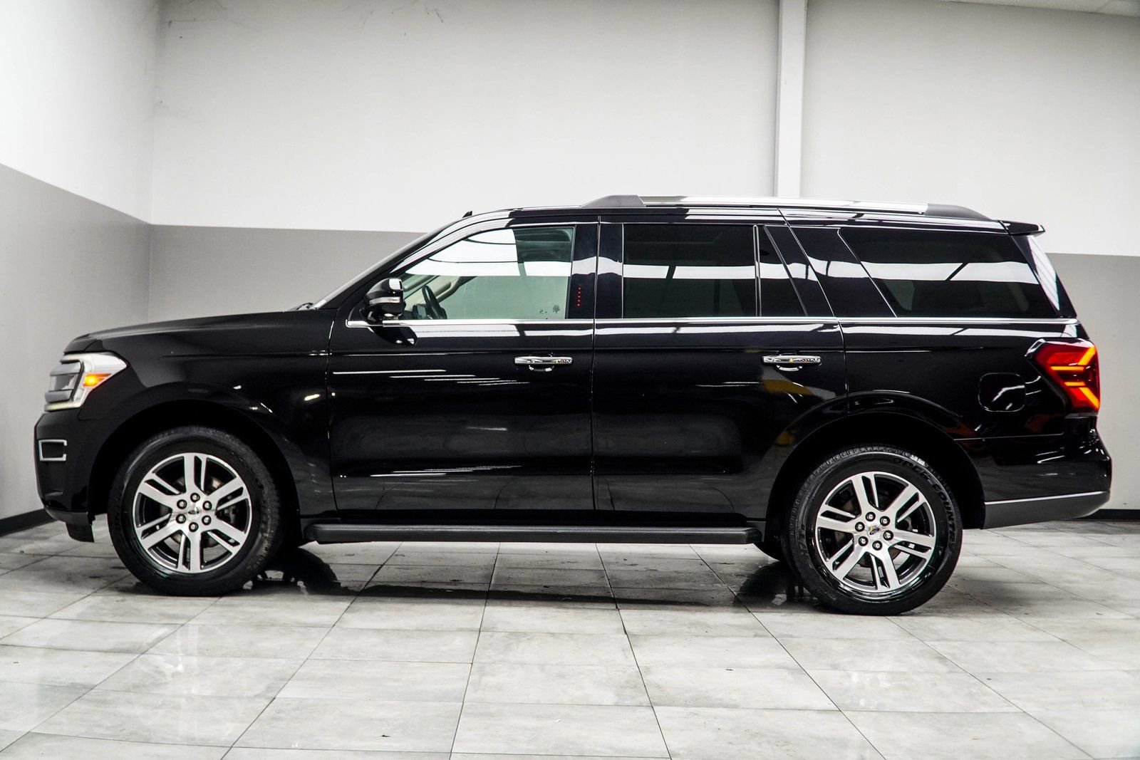 Used 2024 Ford Expedition Limited AWD/4WD image 9