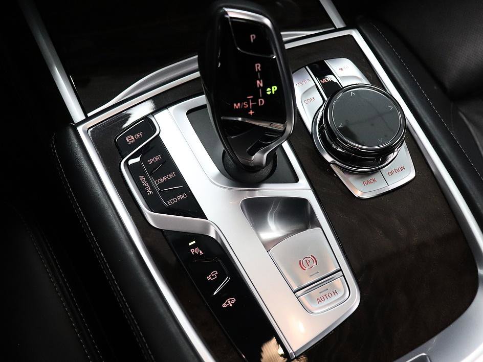 Used 2017 BMW 750i RWD image 38