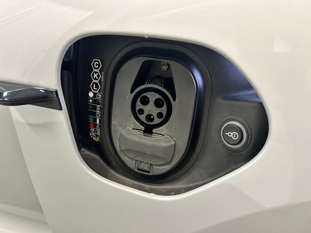 Certified 2025 Porsche Taycan AWD/4WD image 7