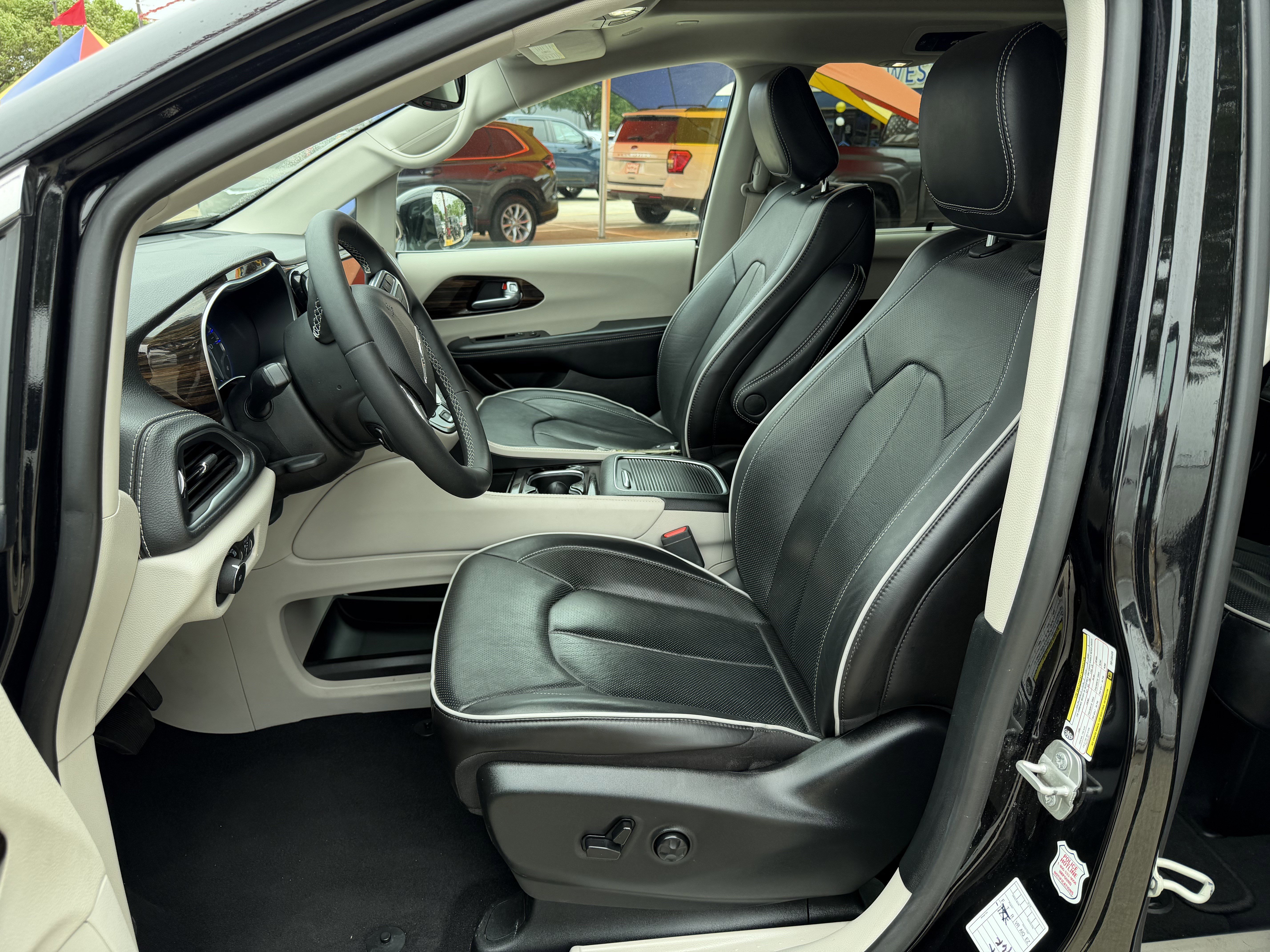 Used 2024 Chrysler Pacifica Limited FWD image 17