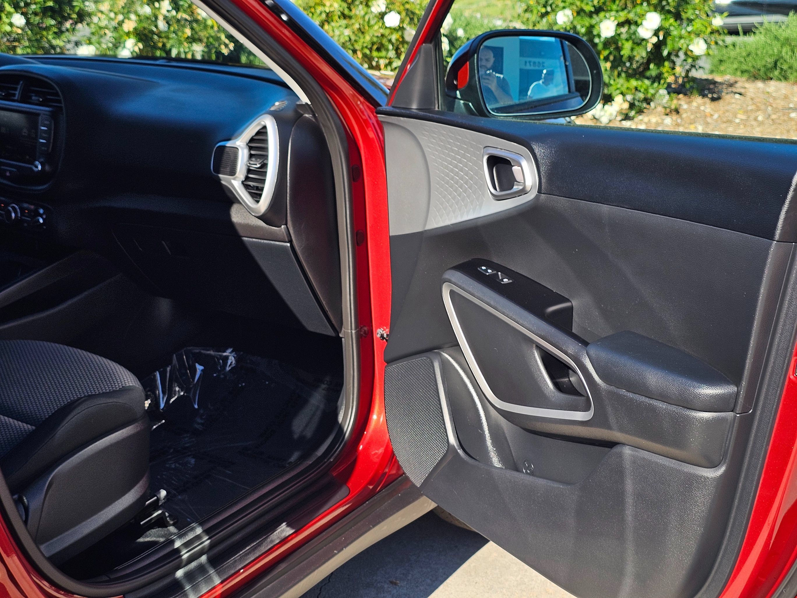 Used 2025 Kia Soul LX w/ LX Technology Package FWD image 28