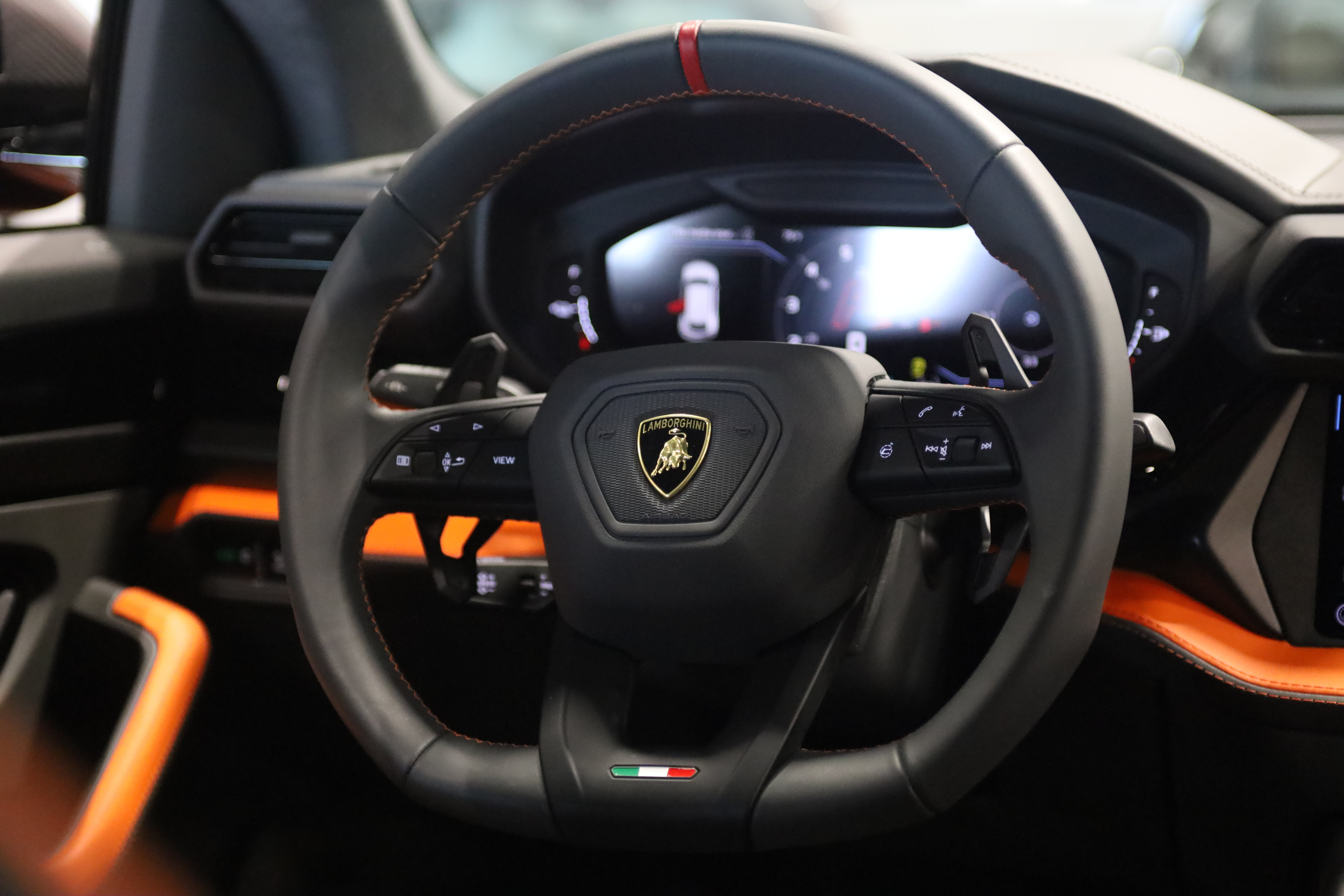 Used 2025 Lamborghini Urus SE AWD/4WD image 22
