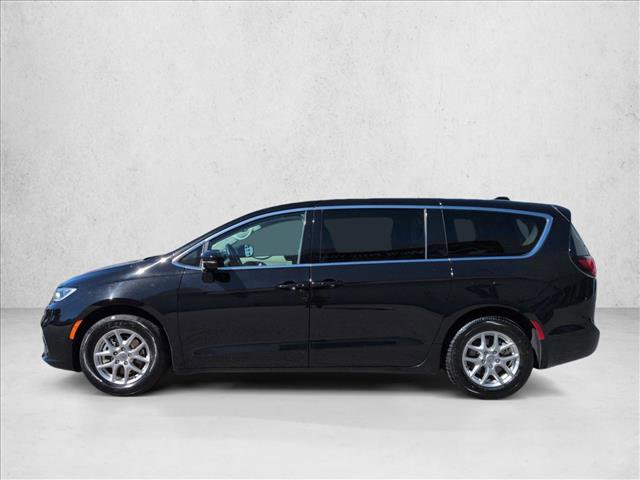 Used 2024 Chrysler Pacifica Touring-L image 9