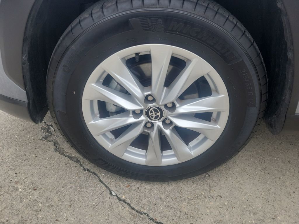 Certified 2023 Toyota Corolla Cross LE image 30