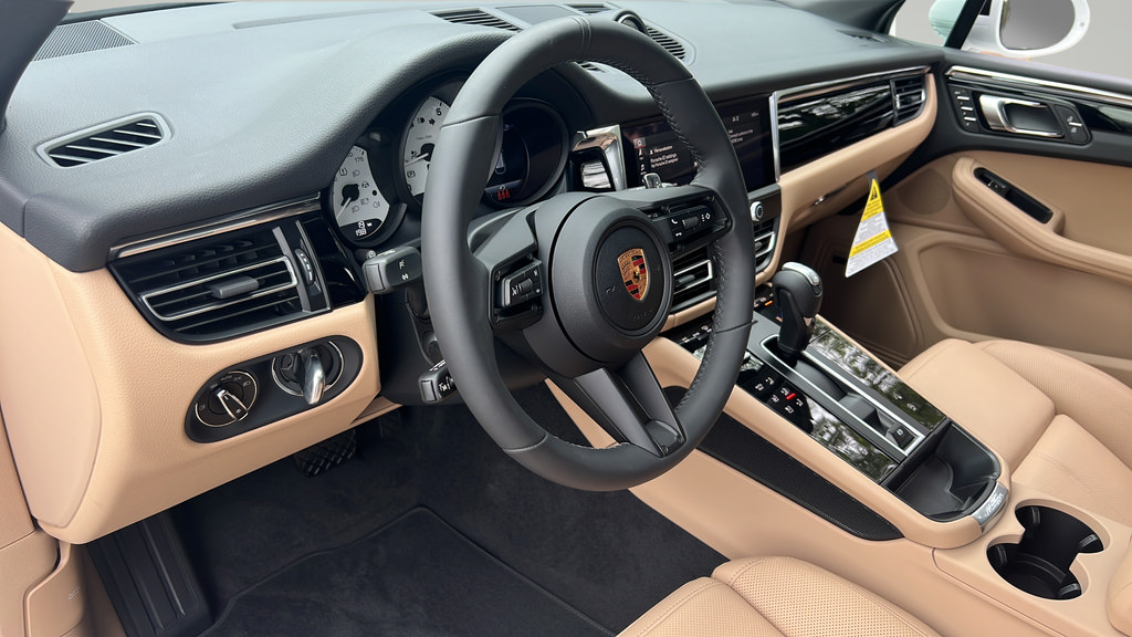 New 2026 Porsche Macan AWD/4WD image 4