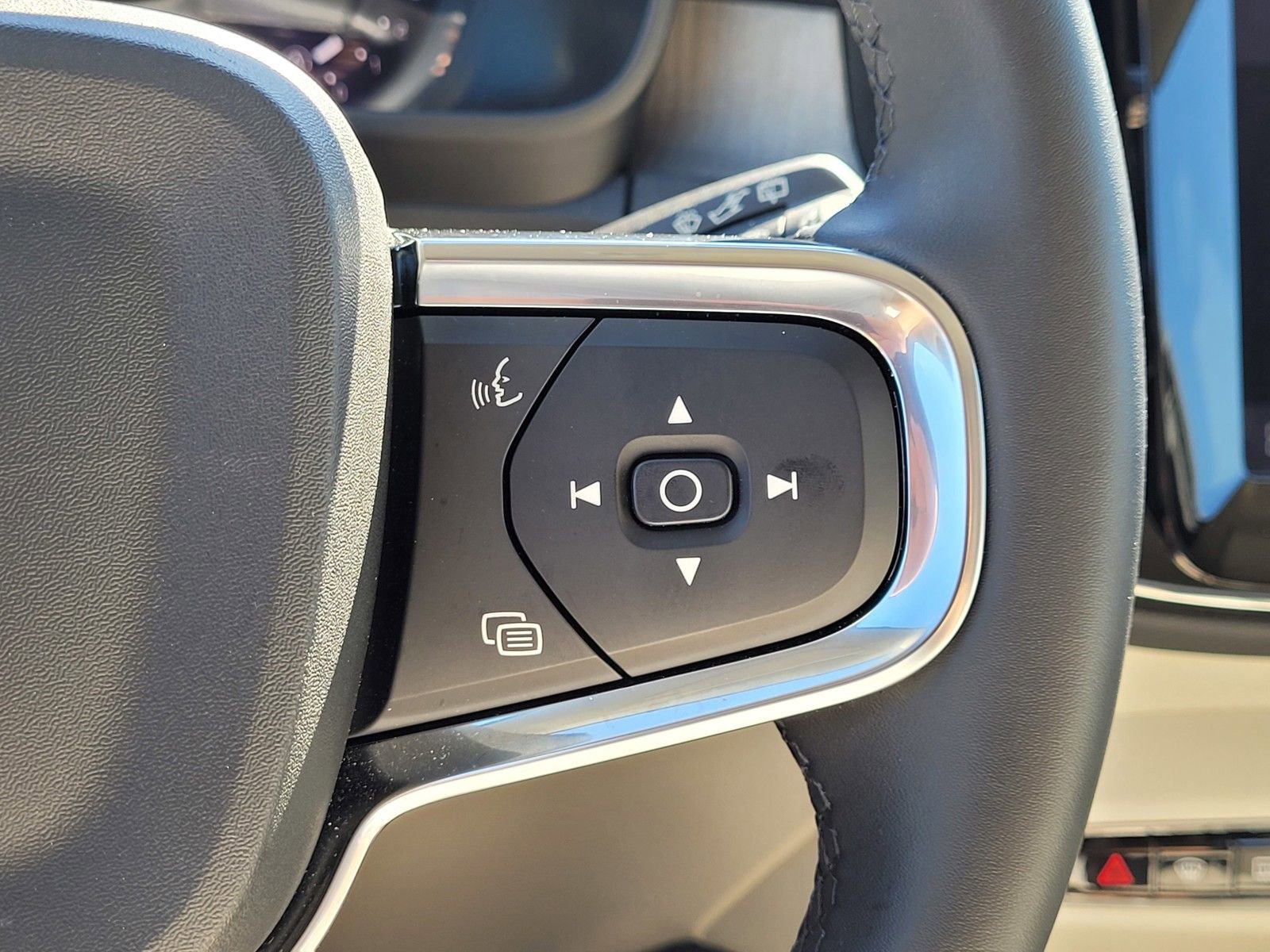 Certified 2024 Volvo XC40 B5 Ultimate w/ Climate Package image 19