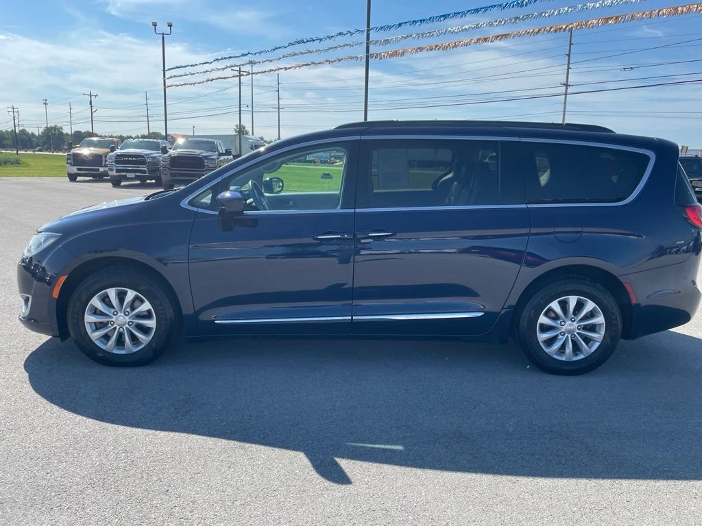 Used 2017 Chrysler Pacifica Touring-L FWD image 4