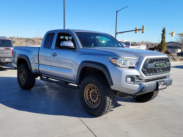 Used 2017 Toyota Tacoma TRD Off-Road w/ Premium & Technology Package image 4